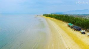 pantai indah di pulau Jawa Tengah