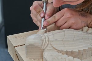 teknik mengukir kayu untuk kusen