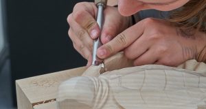 teknik mengukir kayu untuk kusen